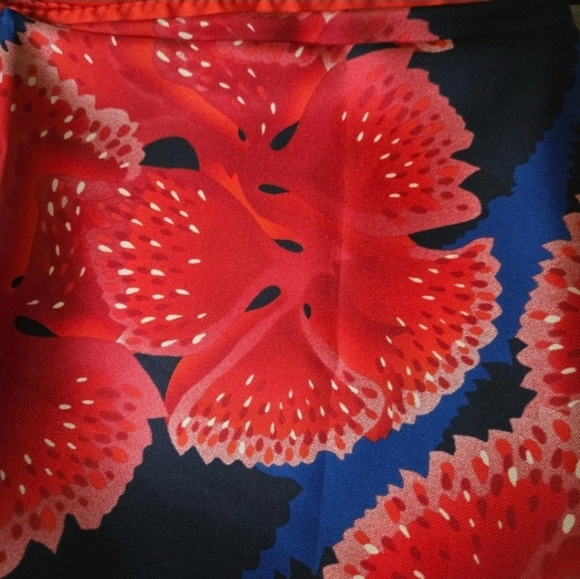 Brooks Brothers Scarf Collection Red Blue Floral 35"x35" silk - Picture 3 of 4